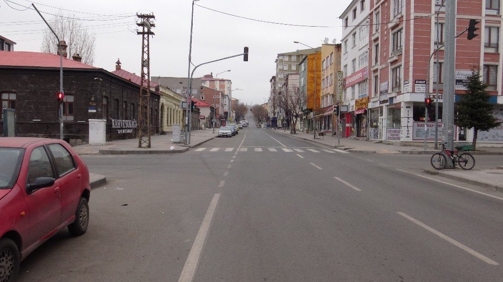 Kars’ta Caddeler Boş Kaldı