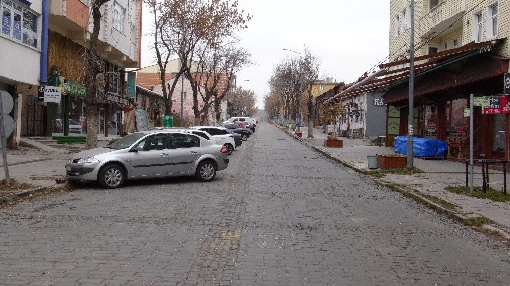 Kars’ta Caddeler Boş Kaldı