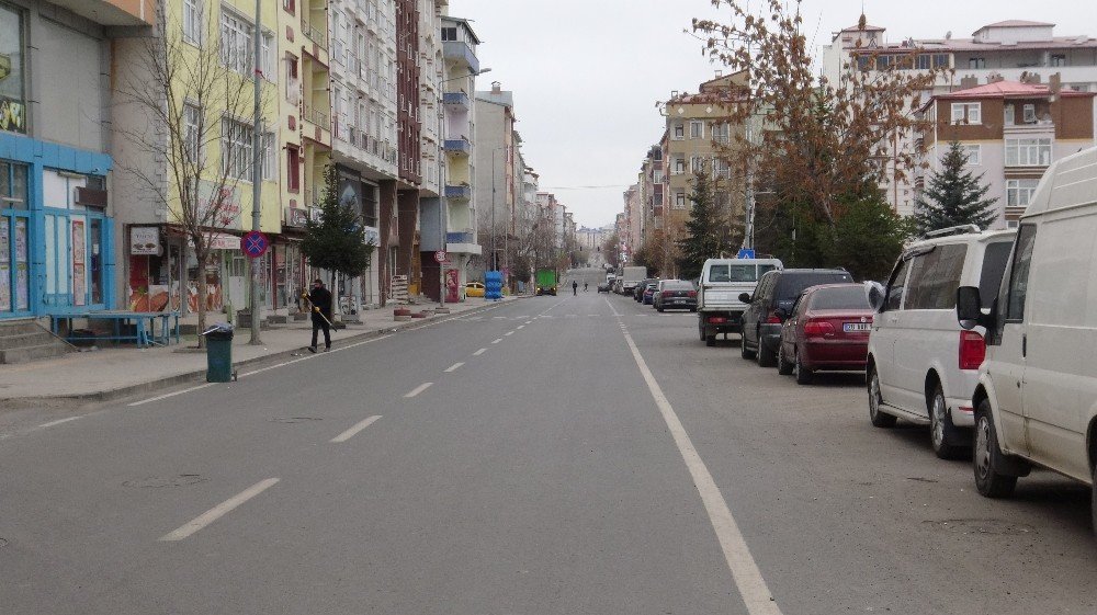 Kars’ta Caddeler Boş Kaldı