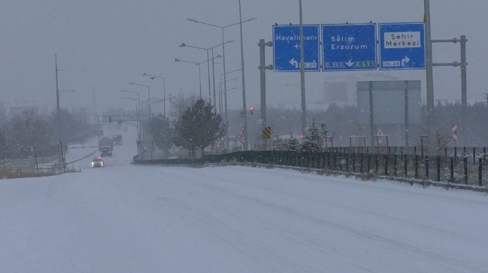 Kars’ta Kar Yağışı Etkili Oluyor