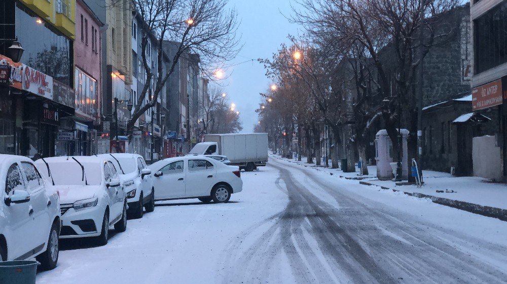 Kars’ta Kar Yağışı Etkili Oluyor