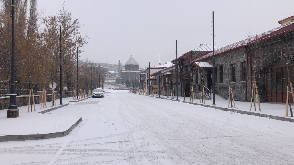 Kars’ta Kar Yağışı Etkili Oluyor