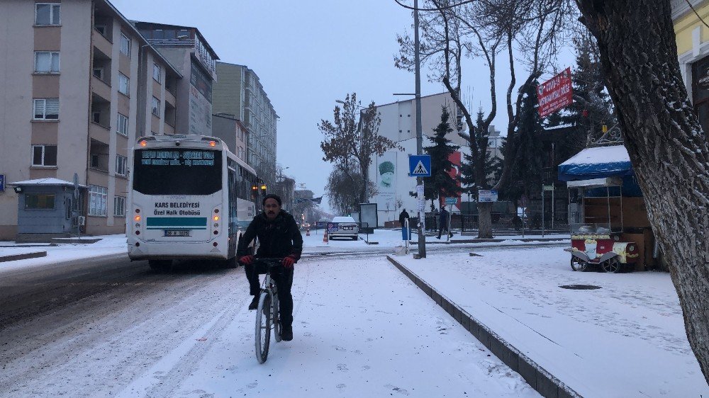 Kars’ta Kar Yağışı Etkili Oluyor