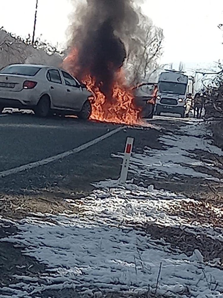 Kars’ta Kaza Sonucu Alev Alan Otomobil Patladı