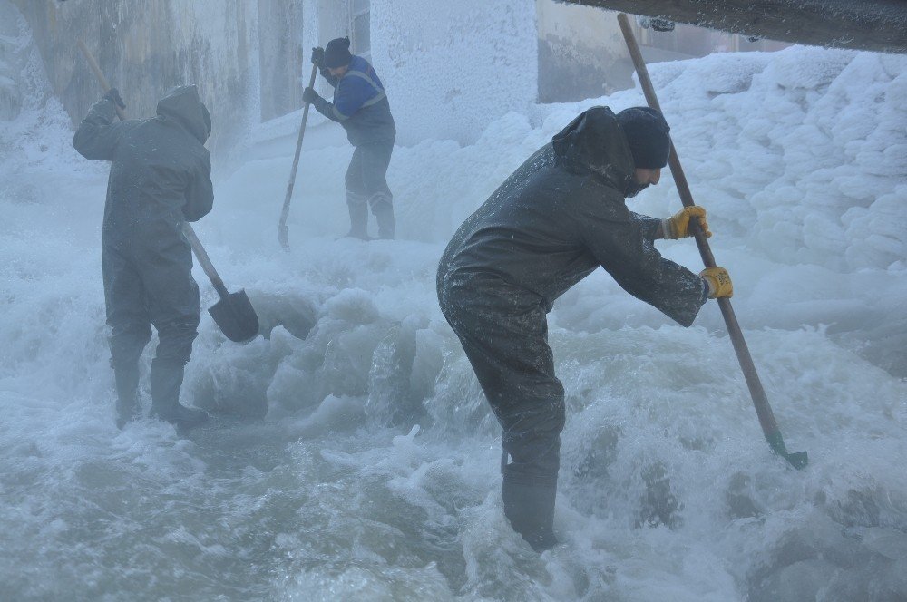 Eksi 30 Derece Soğukta İşçilerin Buzla Sınavı