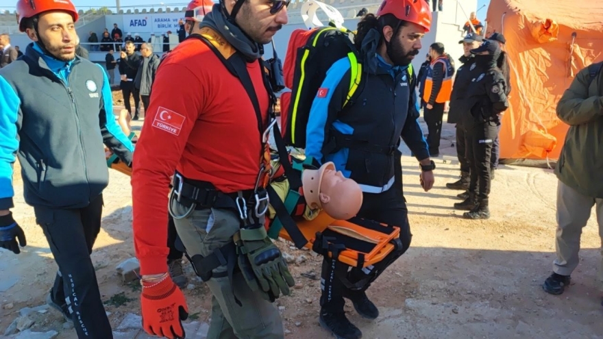 Adana’da Nefes Kesen Deprem Tatbikatı: Askıda Kalan Araçtakileri Kurtardılar