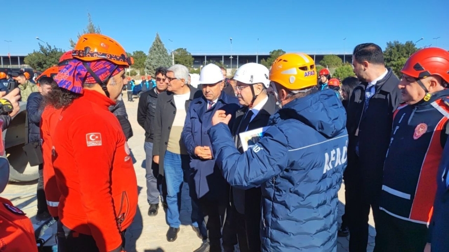 Adana’da Nefes Kesen Deprem Tatbikatı: Askıda Kalan Araçtakileri Kurtardılar