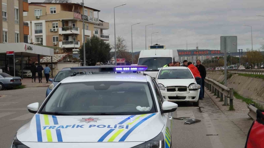 Yayaya Yol Veren Motosikletli Arkasından Gelen Otomobilin Çarpmasıyla Kanala Uçtu