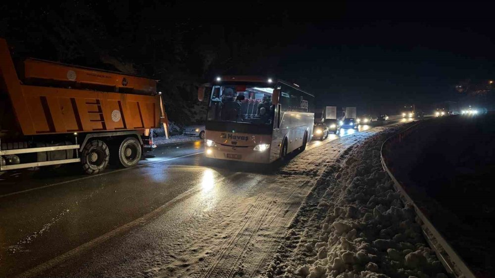 Artvin’de Heyelan.. Borçka-Hopa Karayolu Ulaşıma Kapandı!