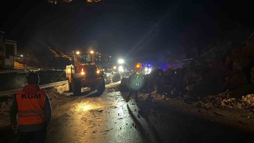 Artvin’de Heyelan.. Borçka-Hopa Karayolu Ulaşıma Kapandı!