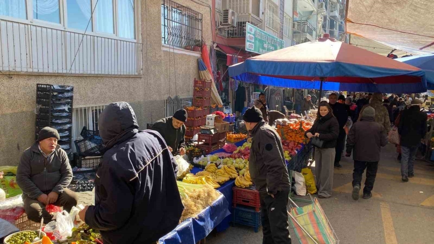 Aydın’ın Tarihi Salı Pazarı’nda Yıl Sonu Hareketliliği