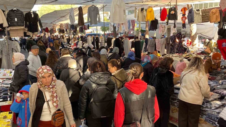 Aydın’ın Tarihi Salı Pazarı’nda Yıl Sonu Hareketliliği