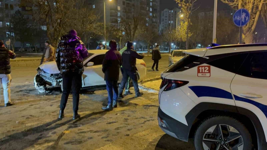 Kayseri’de İki Otomobilin Çarpıştığı Kazada 3 Kişi Yaralandı