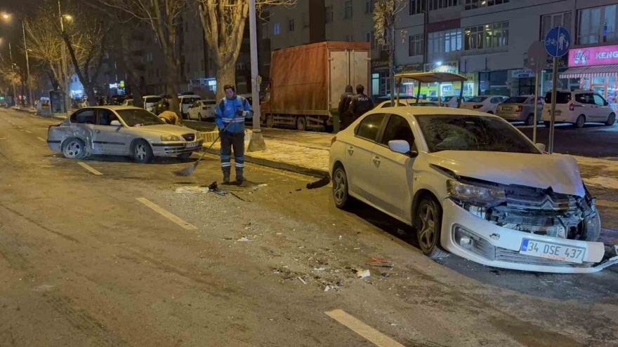 Kayseri’de İki Otomobilin Çarpıştığı Kazada 3 Kişi Yaralandı