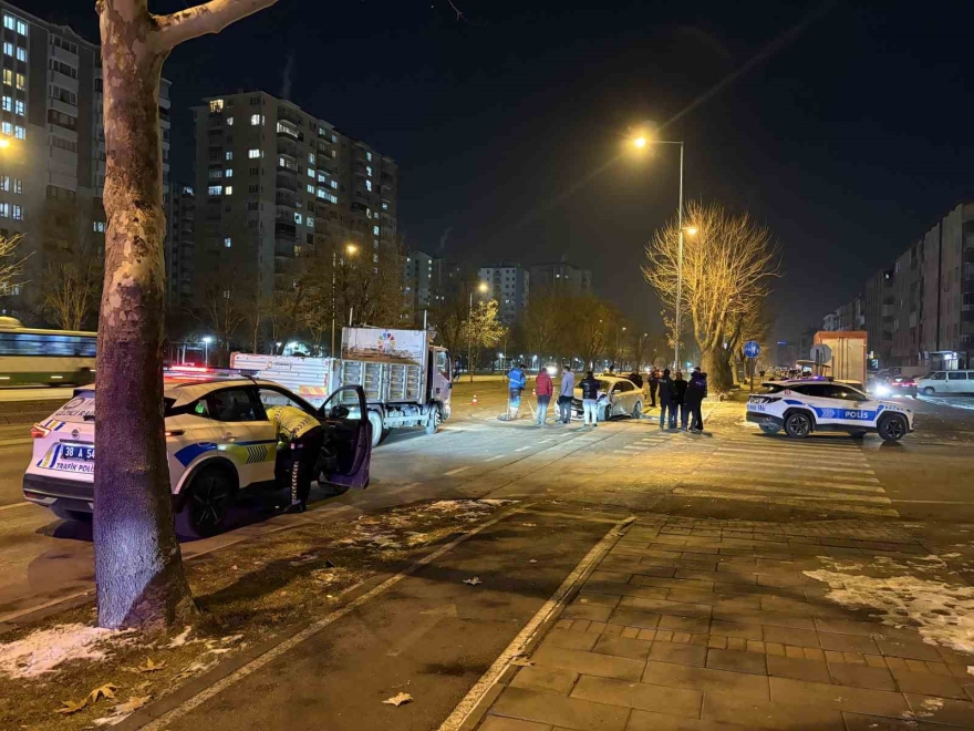 Kayseri’de İki Otomobilin Çarpıştığı Kazada 3 Kişi Yaralandı