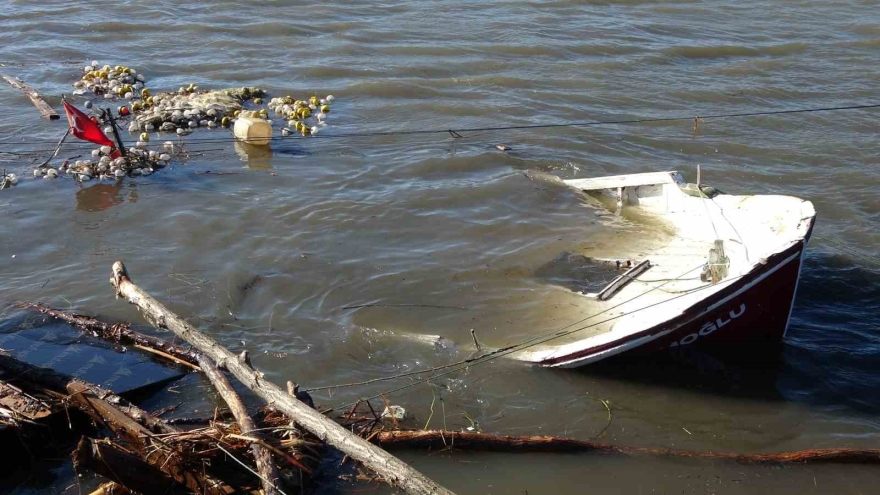 Ordu’da Denizdeki Fırtına Hayatı Felç Etti: Dalgalar Evlere Zarar Verdi, Balıkçı Teknesi Parçalandı