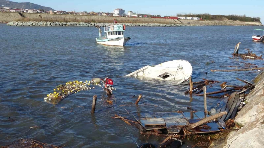 Ordu’da Denizdeki Fırtına Hayatı Felç Etti: Dalgalar Evlere Zarar Verdi, Balıkçı Teknesi Parçalandı