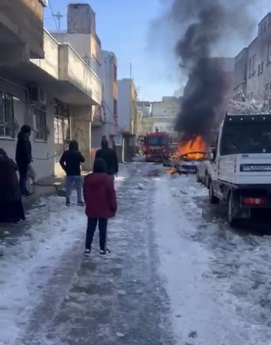 Batman’da Soğuk Havada Çalışmayan Araç Alev Aldı