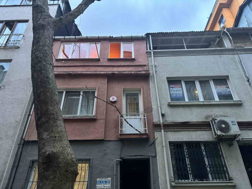 Beyoğlu’nda Ağacın Kırılan Dalları Binanın Üzerine Düştü