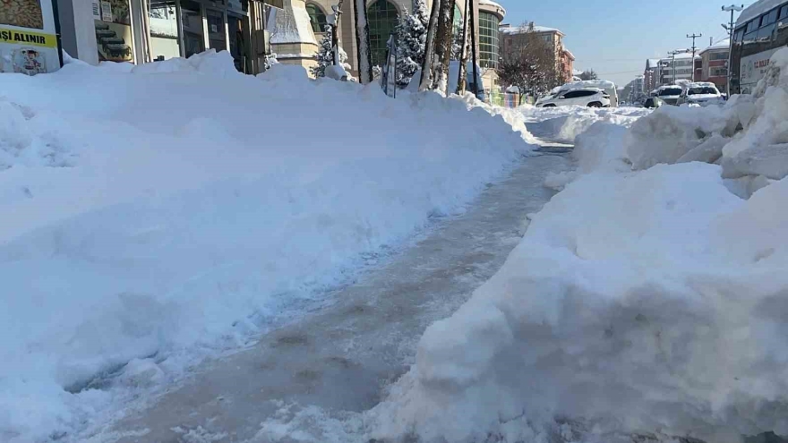 Bolu’da Yollar Buz Tuttu, Vatandaşlar Zor Anlar Yaşadı