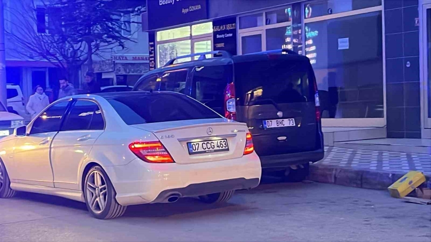 Burdur’da Motosiklet Park Halindeki Otomobile Çarptı: 2 Yaralı