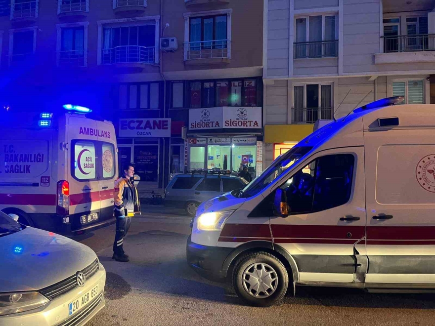 Burdur’da Motosiklet Park Halindeki Otomobile Çarptı: 2 Yaralı