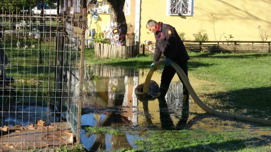 Ordu’da Denizdeki Fırtına Hayatı Felç Etti: Dalgalar Evlere Zarar Verdi, Balıkçı Teknesi Parçalandı