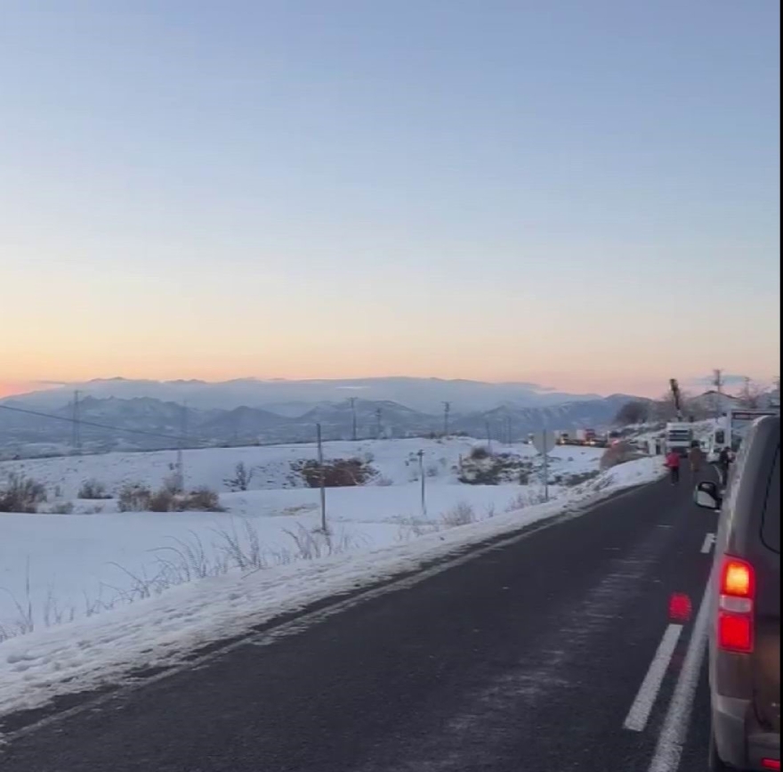 Diyarbakır’da Tır Devrildi, Yol Ulaşıma Kapandı