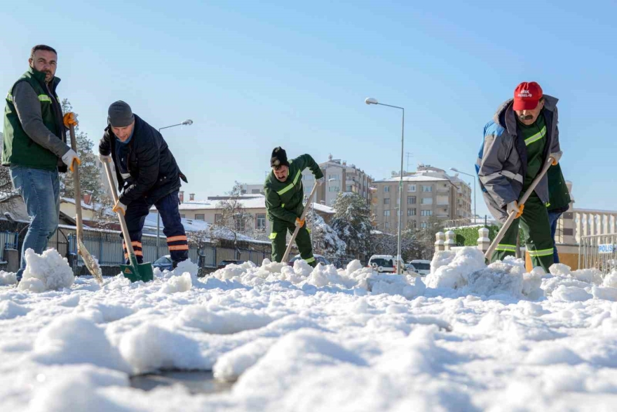 Kar Ve Buzlanmaya Karşı Kaldırım Temizliği