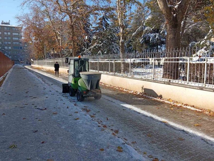 Kar Ve Buzlanmaya Karşı Kaldırım Temizliği