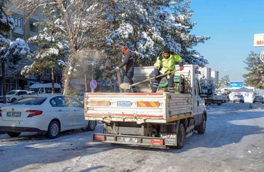 Kar Ve Buzlanmaya Karşı Kaldırım Temizliği