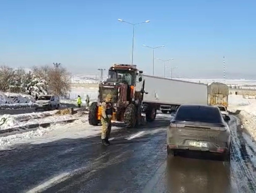 Diyarbakır’da Buzlanma Nedeniyle Tır Yoldan Çıktı