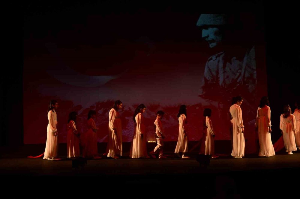 Duygulandıran Performans.. 'Harman Yeri 1915' Erzurum’da Sahnelendi