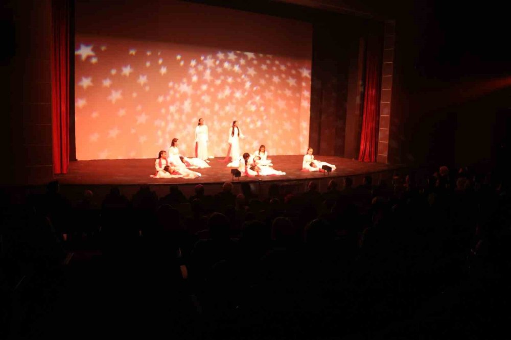 Duygulandıran Performans.. 'Harman Yeri 1915' Erzurum’da Sahnelendi