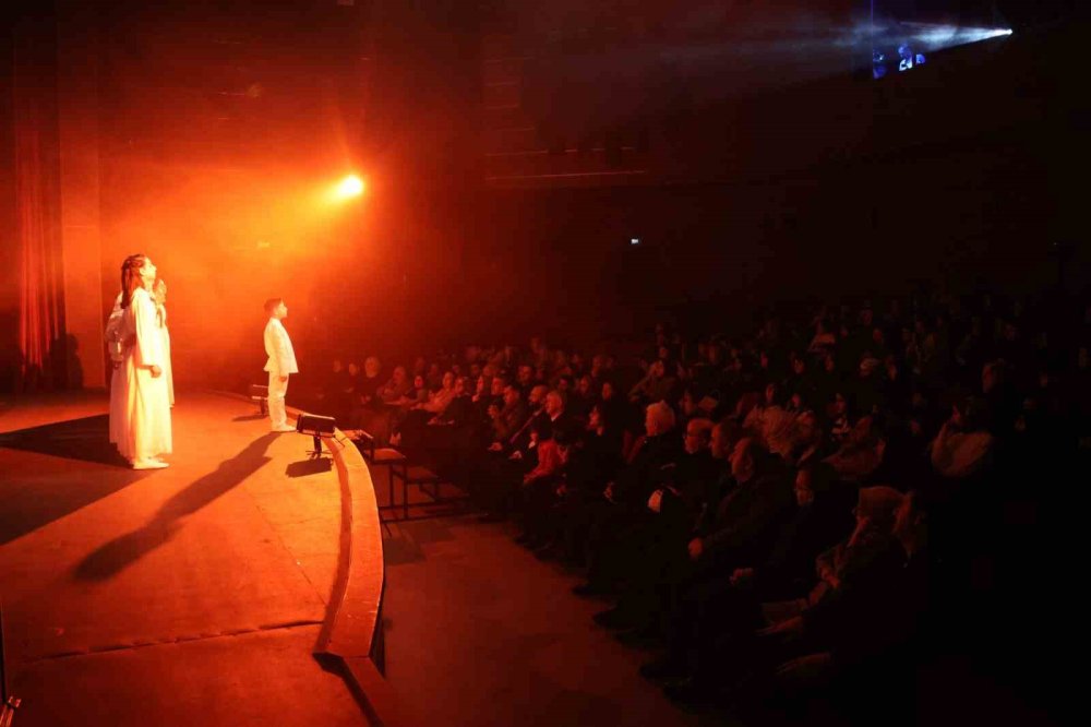 Duygulandıran Performans.. 'Harman Yeri 1915' Erzurum’da Sahnelendi