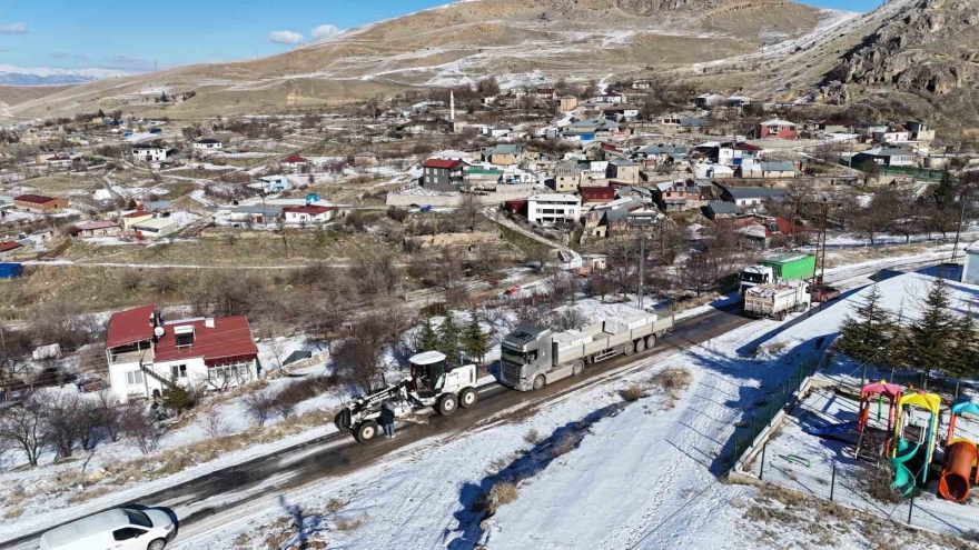 Yolda Mahsur Kalan Tır, Ekipler Tarafından Kurtarıldı