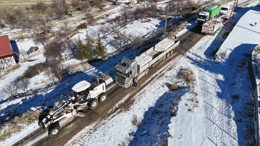 Yolda Mahsur Kalan Tır, Ekipler Tarafından Kurtarıldı