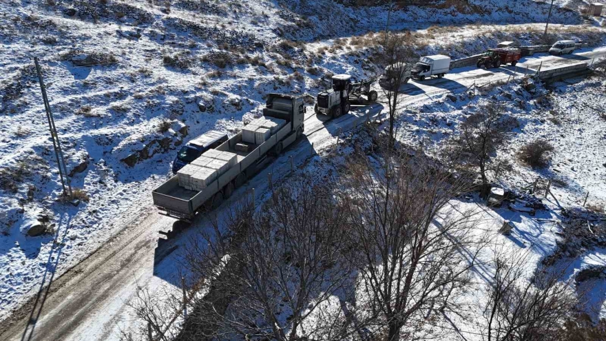 Yolda Mahsur Kalan Tır, Ekipler Tarafından Kurtarıldı