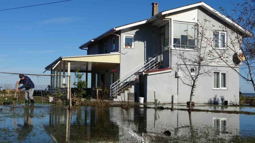Ordu’da Denizdeki Fırtına Hayatı Felç Etti: Dalgalar Evlere Zarar Verdi, Balıkçı Teknesi Parçalandı