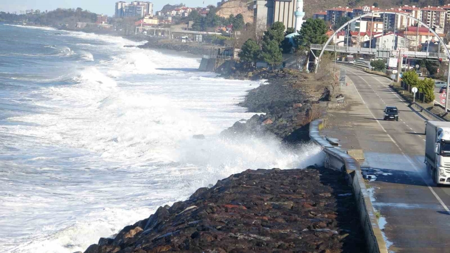 Karadeniz Sahil Yolu’nda Dalga Ve Fırtına Alarmı