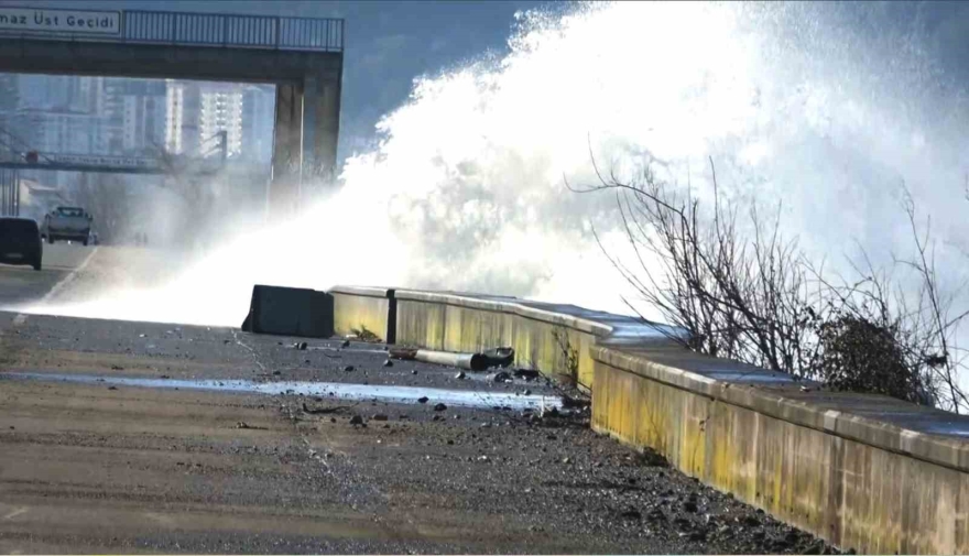 Karadeniz Sahil Yolu’nda Dalga Ve Fırtına Alarmı