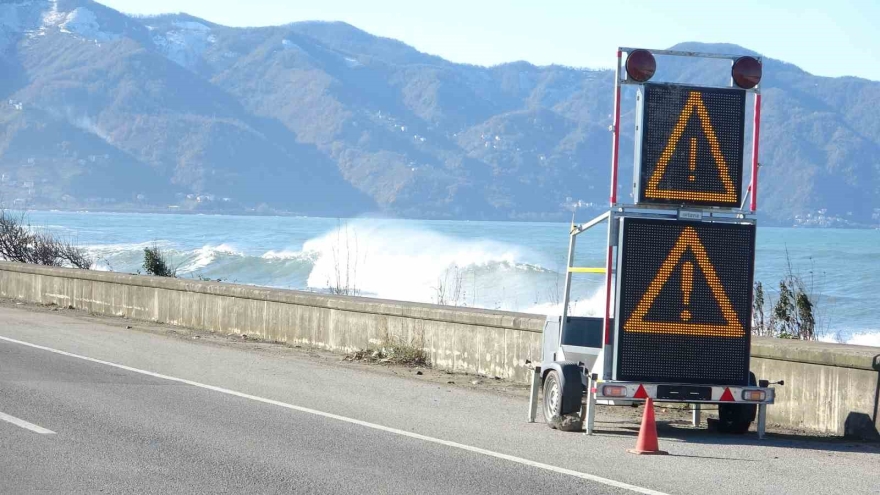 Karadeniz Sahil Yolu’nda Dalga Ve Fırtına Alarmı