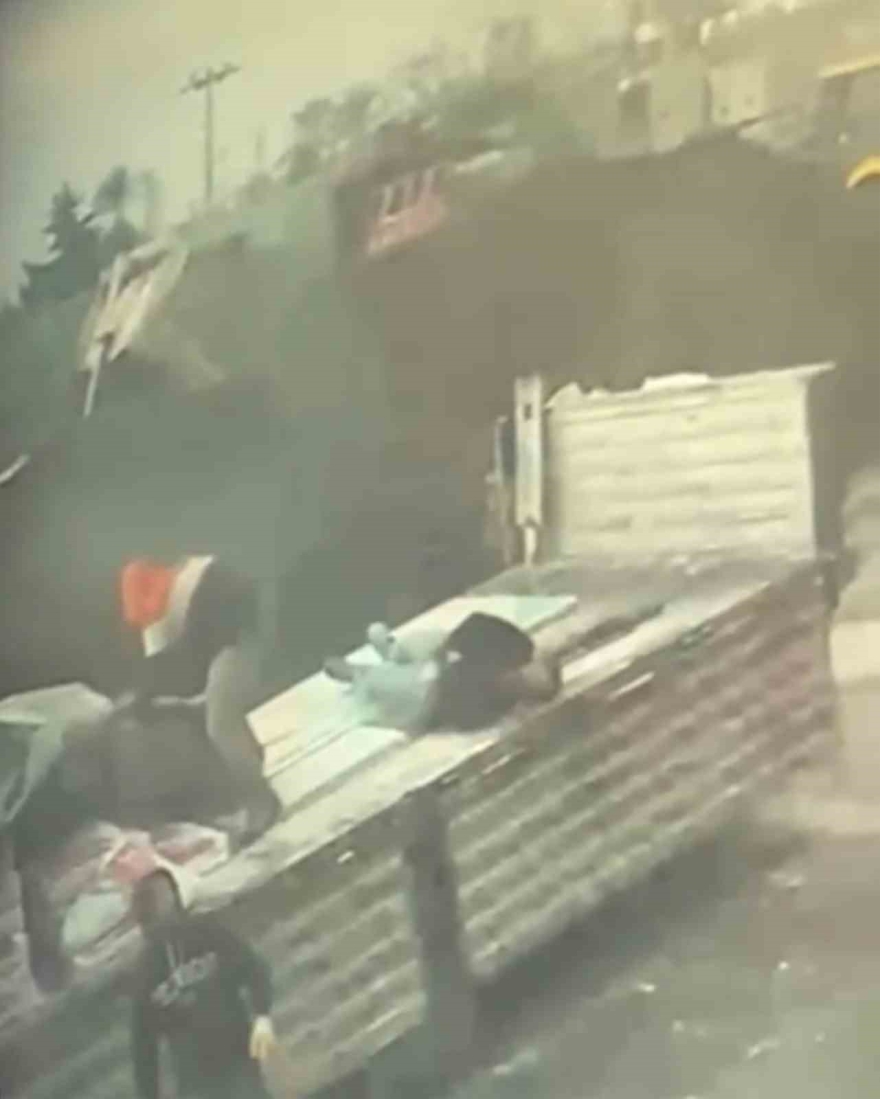 Tırdan Yük İndiren Şahsa Yıldırım İsabet Ettiği Anlar Kamerada