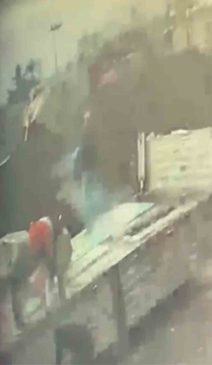 Tırdan Yük İndiren Şahsa Yıldırım İsabet Ettiği Anlar Kamerada