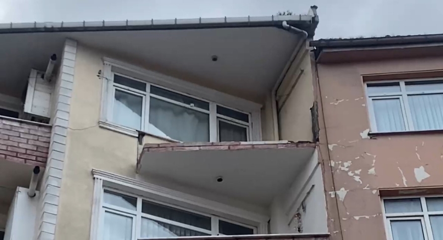 Güngören’de 5 Katlı Binada Balkon Çöktü, Yayalar Son Anda Kurtuldu