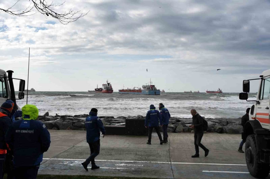 İ̇stanbul’da Birbirine Temas Eden Tankerlerden Biri Kurtarıldı