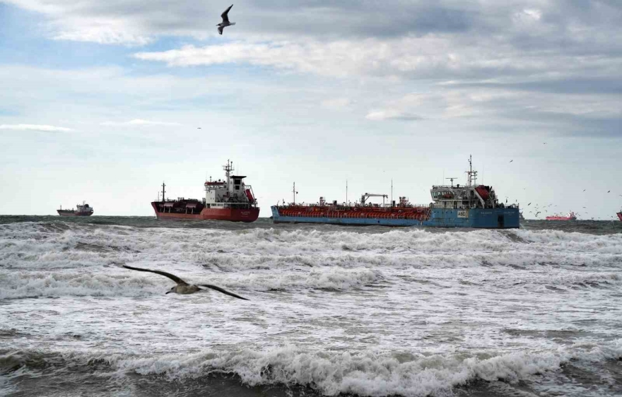 İ̇stanbul’da Birbirine Temas Eden Tankerlerden Biri Kurtarıldı