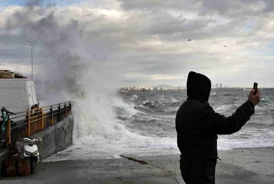 İ̇stanbul’da Dev Dalgalara Aldırış Etmeden Fotoğraf Çekildiler