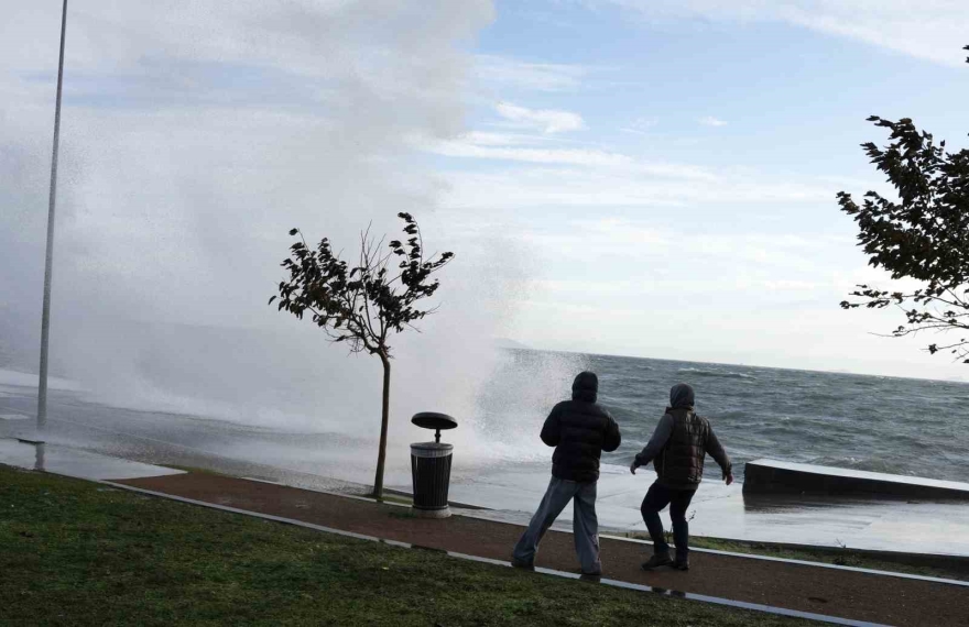 İ̇stanbul’da Dev Dalgalara Aldırış Etmeden Fotoğraf Çekildiler