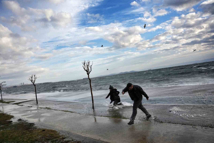 İ̇stanbul’da Dev Dalgalara Aldırış Etmeden Fotoğraf Çekildiler